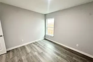 8215 Crestview Dr, Houston, TX 77028 - Photo 9