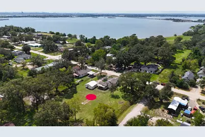 203 S 6th St, Highlands, TX 77562 - Photo 1