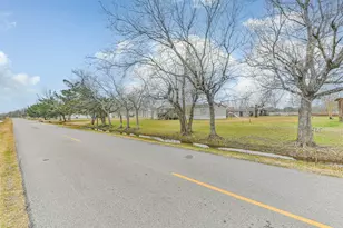1300 N Battlebell Rd, Highlands, TX 77562 - Photo 5