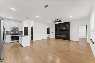 305 Paso Fino Dr, Alvin, TX 77511 - Photo 1