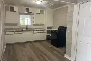 407 N Magnolia St, Highlands, TX 77562 - Photo 7