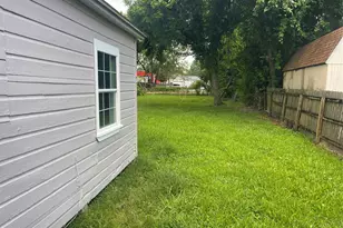 407 N Magnolia St, Highlands, TX 77562 - Photo 13