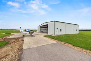 7736 Meteor Dr, Sealy, TX 77474 - Photo 3