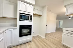 9539 Beverly Hill St, Houston, TX 77063 - Photo 17