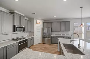 11723 Oakwood Dr, Mont Belvieu, TX 77535 - Photo 9