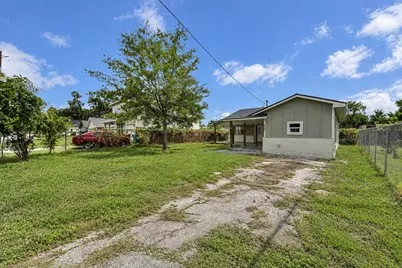 207 E Defee Avenue, Baytown, TX 77520 - Photo 17