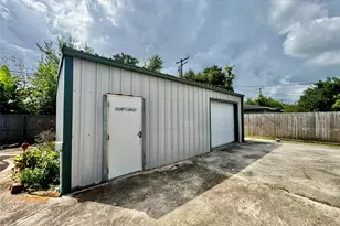 2301 7th St, Port Neches, TX 77651 - Photo 27