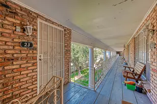 2201 Fountain View Dr, Houston, TX 77057 - Photo 3