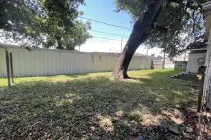605 S Main St, Highlands, TX 77562 - Photo 17