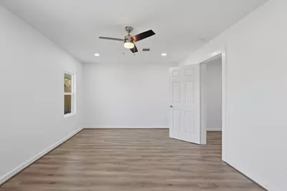 5962 Ridgeway Drive, Houston, TX 77033 - Photo 11