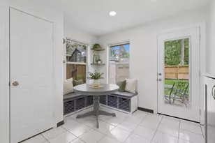 97 N Holly Laurel Cir, The Woodlands, TX 77382 - Photo 3