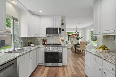 19 Postvine Court, The Woodlands, TX 77381 - Photo 7