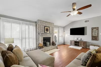 423 Meadowpoint Drive, League City, TX 77573 - Photo 7