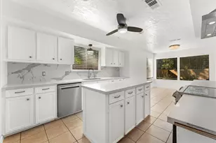 33 Crystal Lake Ln, The Woodlands, TX 77380 - Photo 11