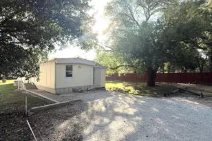 906 E Calhoun St, El Campo, TX 77437 - Photo 7