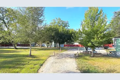 906 E Calhoun Street, El Campo, TX 77437 - Photo 3