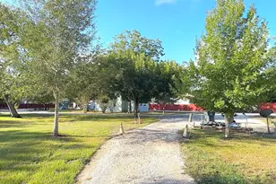 906 E Calhoun St, El Campo, TX 77437 - Photo 3