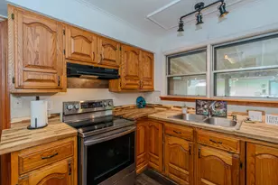 711 S 6th St, Nederland, TX 77627 - Photo 11