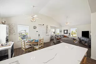 4003 Reeves Dr, Galveston, TX 77554 - Photo 5