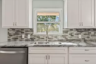 215 Hillcrest Dr, Conroe, TX 77303 - Photo 11