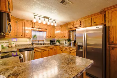 910 Brockman Street, Clute, TX 77531 - Photo 17
