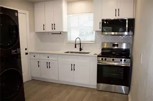 1323 E 32nd 1/2 St, Houston, TX 77022 - Photo 5