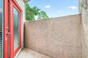 10855 Meadowglen Ln, Houston, TX 77042 - Photo 23