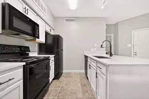 10855 Meadowglen Ln, Houston, TX 77042 - Photo 3