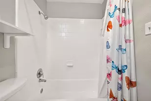 10855 Meadowglen Ln, Houston, TX 77042 - Photo 15