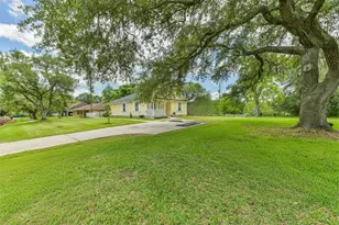 207 Oakridge Dr, Hitchcock, TX 77563 - Photo 1