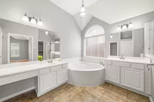 2710 W Oaks Cir E, Pearland, TX 77584 - Photo 15