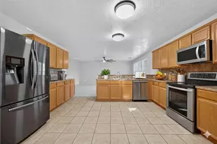 5454 Cilantro Ln, Baytown, TX 77521 - Photo 3