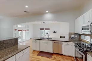 5843 Petty St, Houston, TX 77007 - Photo 9