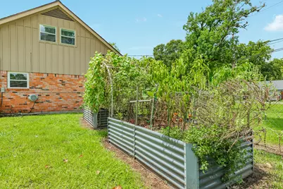 811 Loggins Drive, West Columbia, TX 77486 - Photo 9