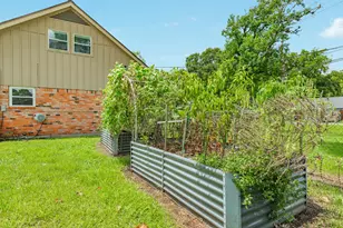 811 Loggins Dr, West Columbia, TX 77486 - Photo 9