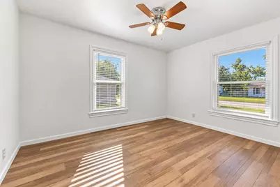 115 Camellia Street, Lake Jackson, TX 77566 - Photo 7