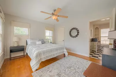 1558 1/2 Castle Court, Houston, TX 77006 - Photo 9