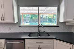 4821 Hummingbird St, Houston, TX 77035 - Photo 11