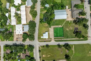 425 E Obryant St, Bellville, TX 77418 - Photo 15