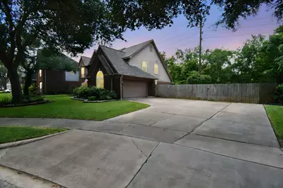 1810 Pebble Hill Court, Sugar Land, TX 77478 - Photo 15