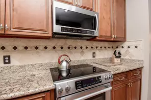 1810 Pebble Hill Ct, Sugar Land, TX 77478 - Photo 7