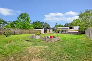 302 E Kay St, Dayton, TX 77535 - Photo 33