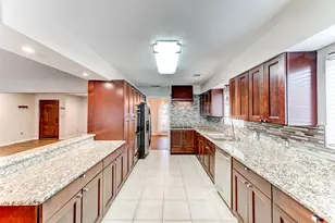6034 Cartagena St, Houston, TX 77035 - Photo 13
