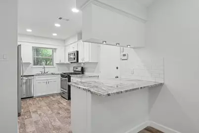 14 Summer Crest Circle, The Woodlands, TX 77381 - Photo 11