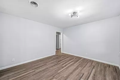 5859 Flamingo Drive, Houston, TX 77033 - Photo 5