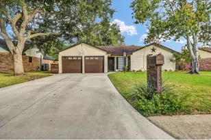 53 Bluebell Ct, Lake Jackson, TX 77566 - Photo 1