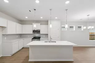 8927 Silver Blf Ln, Baytown, TX 77521 - Photo 5