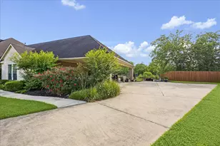 3391 Clearwood Cir, Alvin, TX 77511 - Photo 3