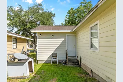 219 E Beecher Avenue, Palacios, TX 77465 - Photo 23