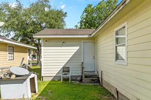 219 E Beecher Ave, Palacios, TX 77465 - Photo 23